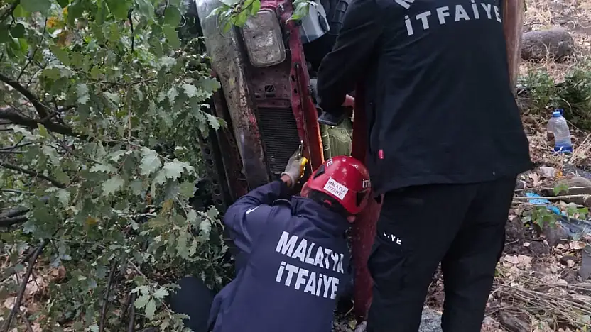 Hekimhan'da Yağış Kazaya Neden Oldu: Pikap Şarampole Uçtu, 2 Yaralı