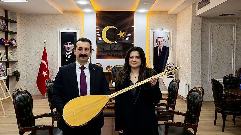 Hekimhan Kaymakamı Günlü'den Genç Öğrenciye Bağlama Hediyesi