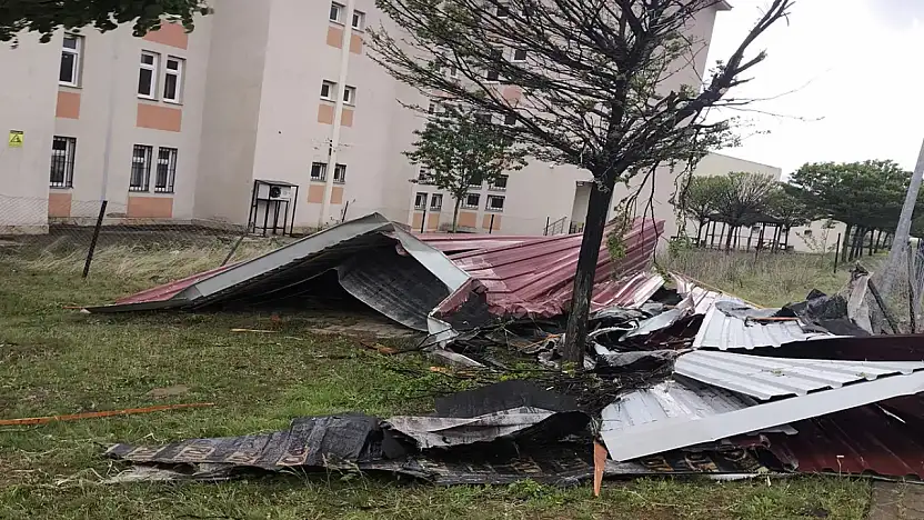 İç kesimlerde fırtına uyarısı: Çatı uçması ve ağaç devrilmesine dikkat