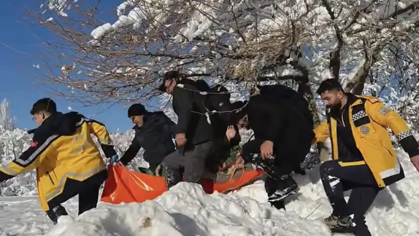 Kar ve Tipiye Rağmen Hayata Ulaşan Eller