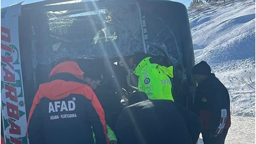 Kars'ta Yolcu Otobüsü Devrildi, 17 Yaralı