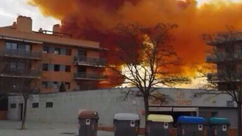 Kimyasal tesiste çıkan yangın nedeniyle 150 bin kişiye uyarı!