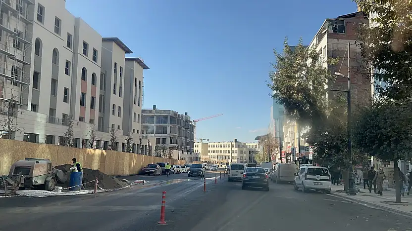 Kışla Caddesi'nde Trafik Nefes Aldı: Çift Şerit Tekrar Hizmette