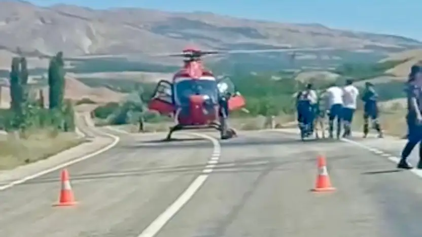 Kuluncak'ta helikopter ambulans hasta almak için karayoluna indi