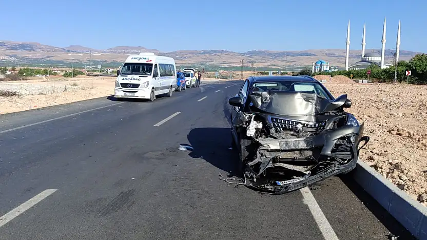 Malatya-Ankara Karayolunda Minibüs ile Otomobil Çarpıştı: 9 Yaralı