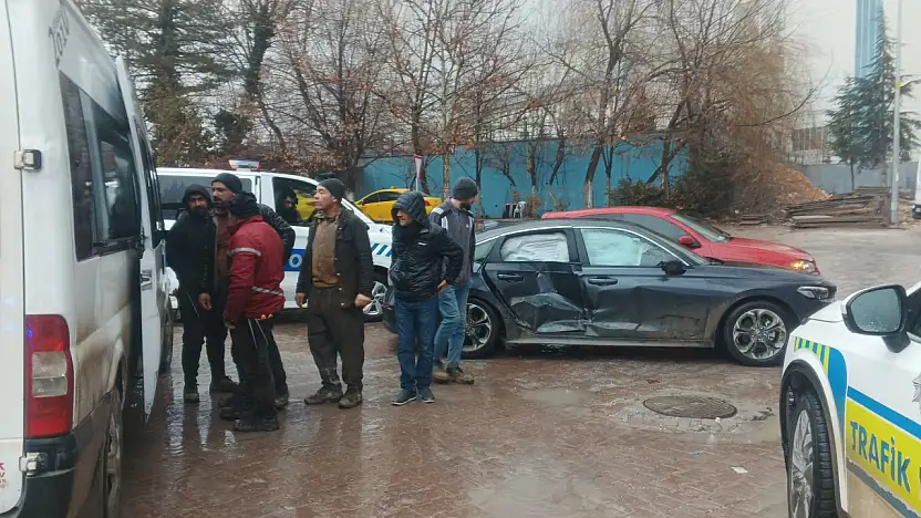 Malatya Battalgazi'de İşçi Servisi ile Otomobil Çarpıştı: 2 Yaralı