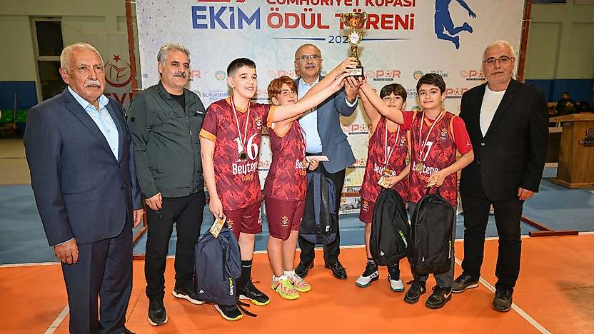 Malatya'da 42 Takım ve 200 Sporcu Cumhuriyet İçin Parkeye Çıktı