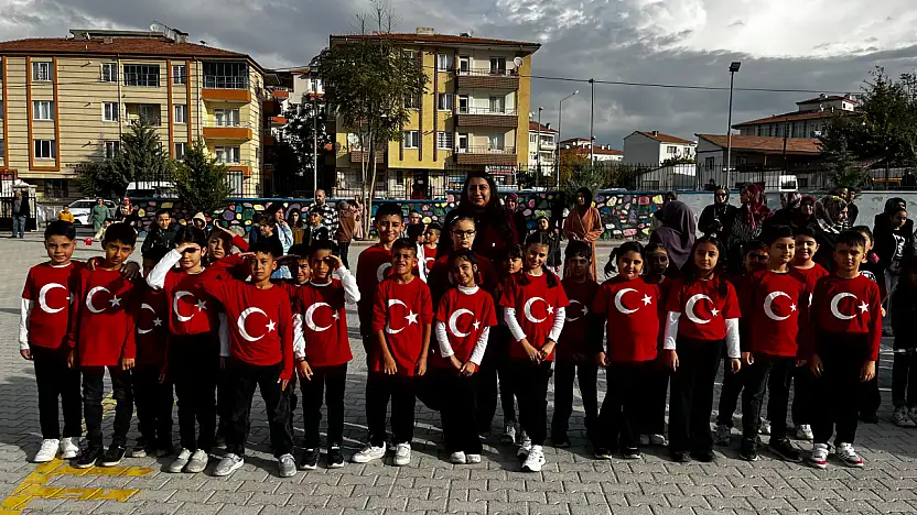 Malatya'da Cumhuriyet Coşkusu: Tevfik Memnune Gültekin İlkokulu'ndan Unutulmaz Gösteri