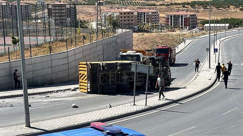 Malatya'da Feci Kaza! Freni Boşalan Kamyon Karşı Şeride Geçti