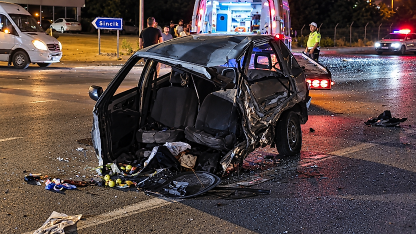 Malatya'da Feci Kaza: Otomobil İkiye Ayrıldı, 1'i Ağır 4 Yaralı
