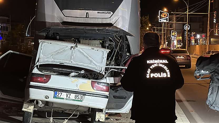 Malatya'da Feci Kaza: Otomobil Otobüsün Altına Girdi