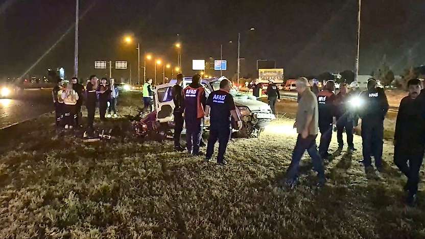 Malatya'da Havalimanı Servisi ile Hafif Ticari Araç Çarpıştı: 2 Ölü, 3 Yaralı