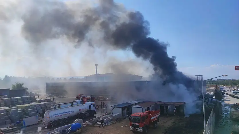 Malatya'da hırdavatçı alışveriş merkezinde büyük yangın çıktı