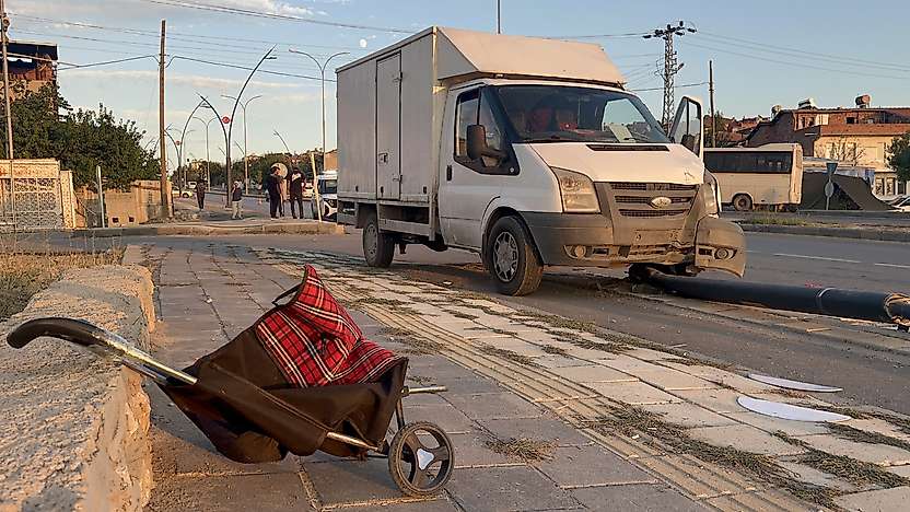 Malatya'da Kamyonet Yayaya Çarptı: Aydınlatma Direğini Devirip Kaldırıma Çıktı