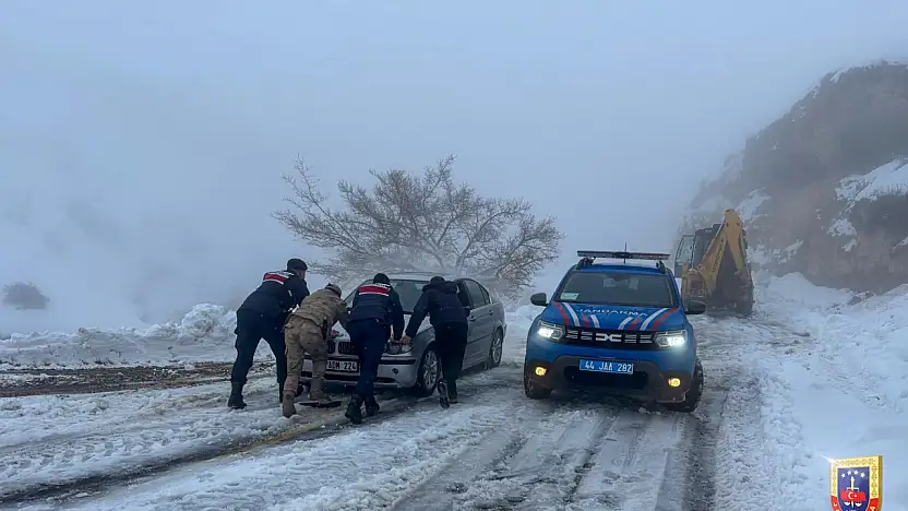 Malatya'da Kar Alarmı: Yollarda Mahsur Kalan 47 Vatandaş Kurtarıldı