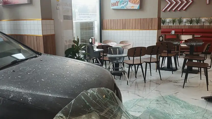 Malatya'da kontrolden çıkan otomobil dönerciye girdi: Yaralanan olmadı