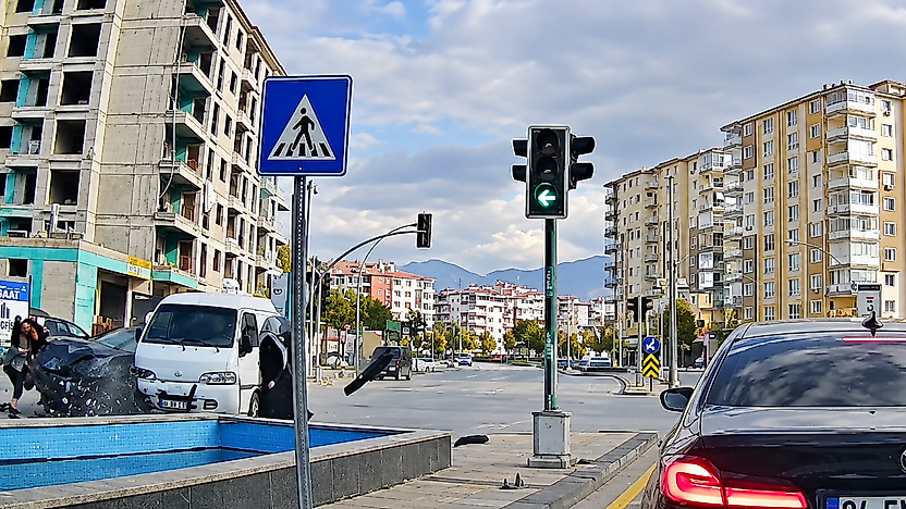 Malatya'da Korkutan Kaza Kamerada: İki Kadın Kıl Payı Kurtuldu, 1 Yaralı