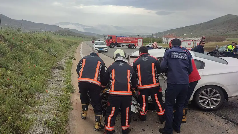Malatya'da Otomobiller kafa kafaya çarpıştı: 2 ölü, 2 yaralı