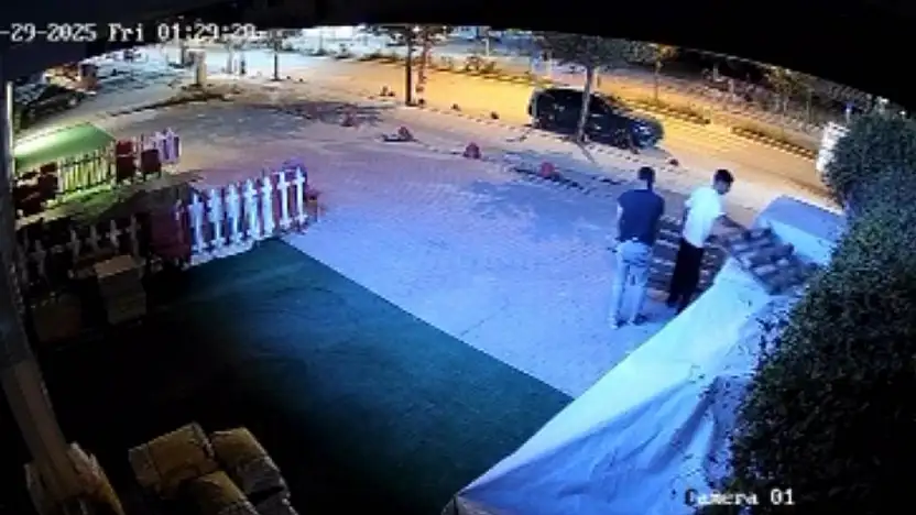 Malatya'da Palet Hırsızlığı Kamerada: Gece Yarısı 2 Şüpheli Pikapla Kaçtı