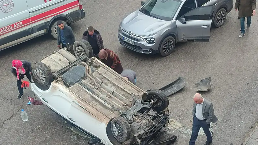 Malatya'da Park Halindeki Otomobil Kendiliğinden Hareket Etti: Öğrenci Yaralandı