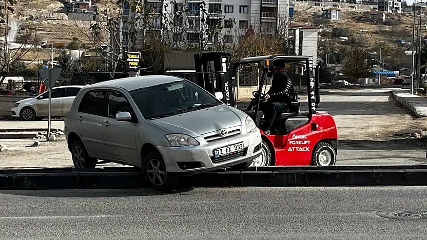 Malatya'da Refüje Çıkan Otomobil Forklift Operasyonu İle İndirildi
