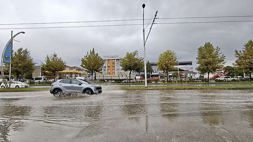 Malatya'da Sağanak Etkili Oldu: Çevreyolu Sular Altında Kaldı