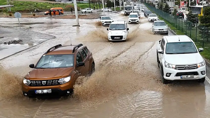 Malatya'da sağanak yağış nedeniyle caddeler su birikintileri ile doldu