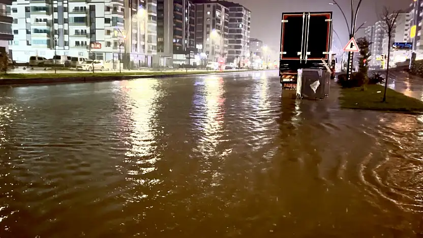 Malatya'da Sağanak Yağış Yolları Göle Çevirdi