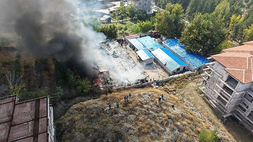 Malatya'da Şantiye Konteynerlerinde Yangın: Yaklaşık 30 Konteyner Zarar Gördü