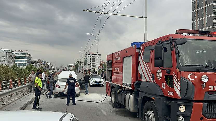 Malatya'da Seyir Halindeki Otomobilde Yangın Paniği