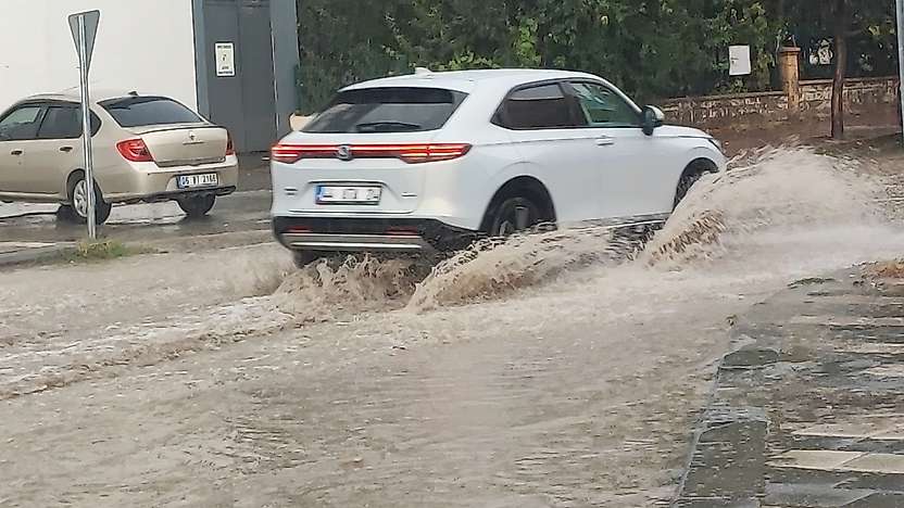 Malatya'da şiddetli yağış yolları göle çevirdi