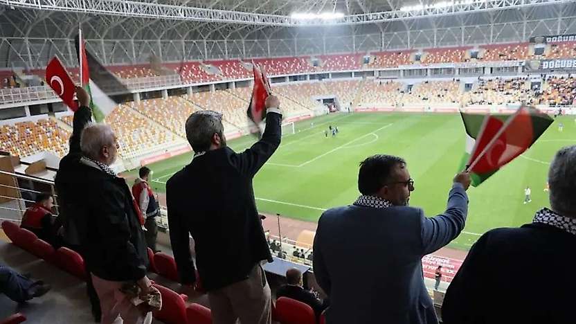 Malatya'da Tribünlerden Filistin'e Destek: 'Özgür Filistin' Sloganları