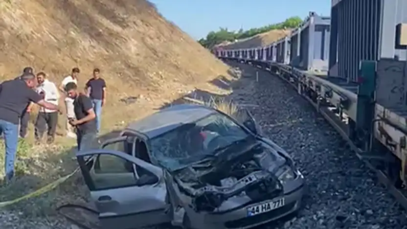 Malatya'da yük treni otomobile çarptı: 5 yaralı