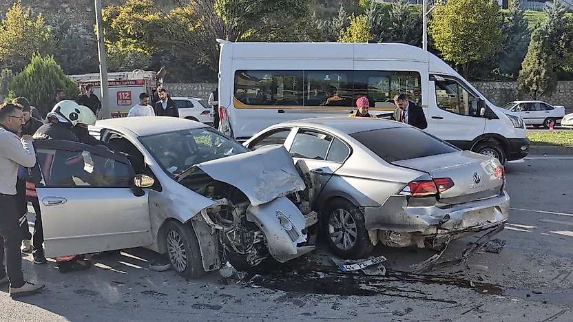 Malatya'da Zincirleme Kaza! 6 Araç Birbirine Girdi, 3 Yaralı