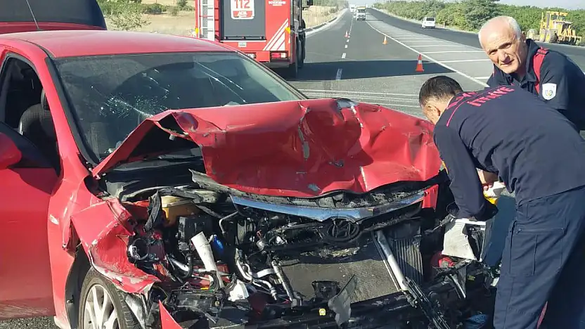 Malatya-Doğanşehir Yolunda Feci Kaza: Otomobil Tıra Çarptı, 4 Yaralı