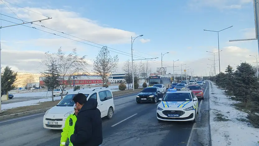 Malatya-Elazığ Karayolu'nda Tır ile Otomobil Çarpıştı