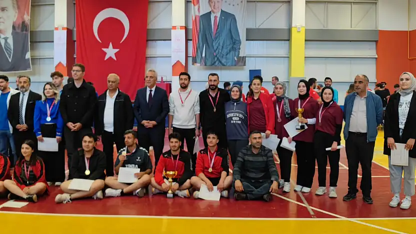 Malatya Gençlik ve Spor Müdürlüğü GSB YURTLİG Masa tenisi takımı erkeklerde 1.nci oldu