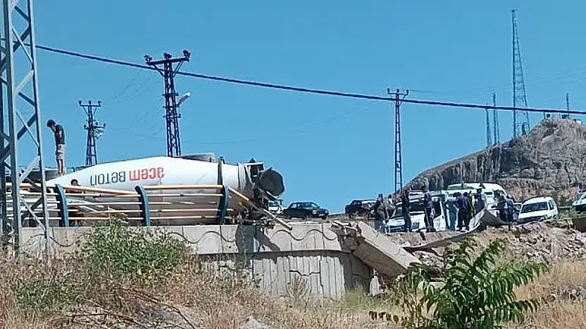 Malatya Hekimhan'da Beton Mikseri Devrildi: Sürücü Yaralandı, Yol Trafiğe Kapandı