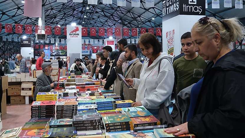 Malatya Kitap Fuarı'na Yoğun İlgi: Yazarlar Gençlerden Memnun
