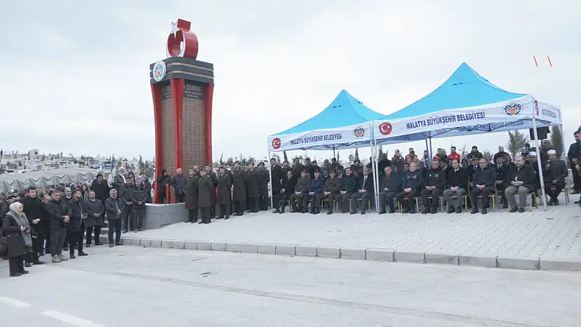 Malatya Şehir Mezarlığı'nda Deprem Anıtı Önünde Tören