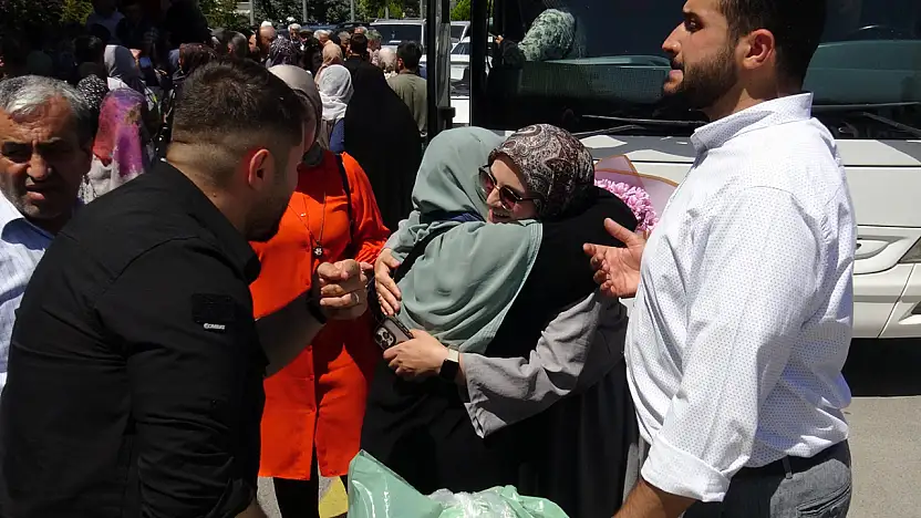 Malatya'ya dönen hacı kafilesi güller ve tekbirlerle karşılandı