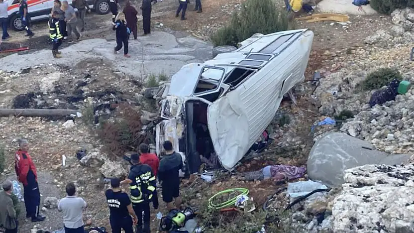 Mersin'de işçi servisi devrildi: 5 ölü 14 yaralı