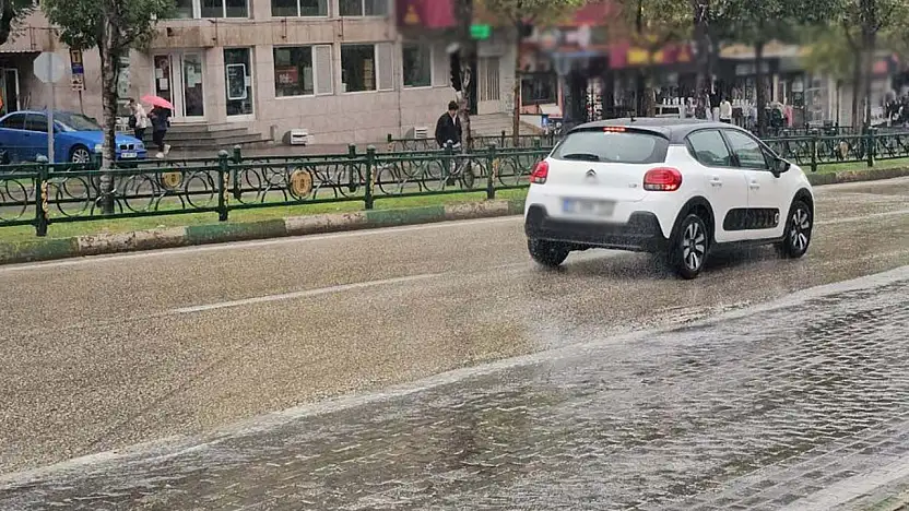 Meteoroloji'den kuvvetli yağış uyarısı: Bazı bölgelerde sağanak ve fırtına bekleniyor