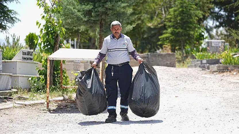 Mezarlıklarda ve Camilerde Titiz Temizlik