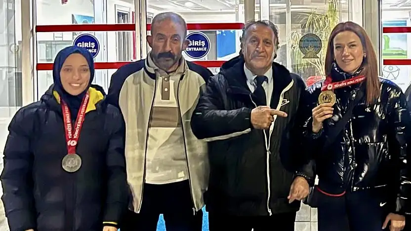 Milli Boksörlerden Malatya'ya Gurur: Hatice Akbaş Şampiyon, Rabia Topuz Araz İkinci