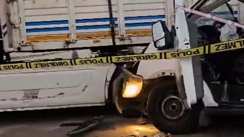 Öğrenci minibüsü tıra çarptı: 2 ölü, 10 yaralı