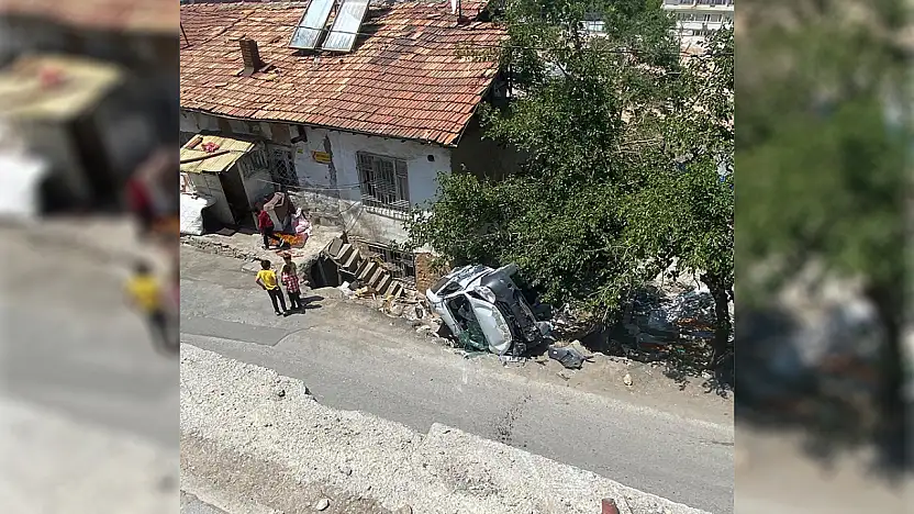 Otomobil evin bahçesine girdi: 1 yaralı