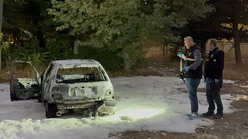 Park Halindeki Araç Kundaklandı: Yangın Sonrası Tamamen Küle Döndü