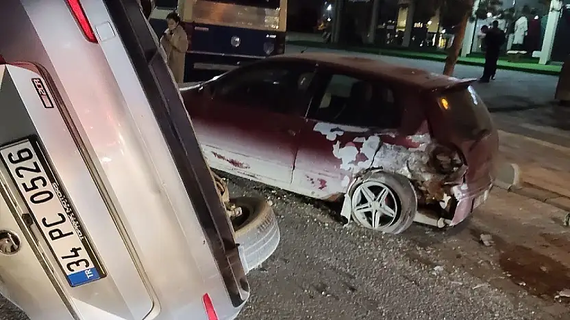 Park Halindeki Araca Çarpan Otomobil Ters Döndü: Sürücü Kaçtı