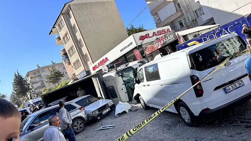 Paşaköşkü'nde Dehşet: Hafriyat Kamyonu 10 Araca Çarptı, Elektrik Direğini Devirdi